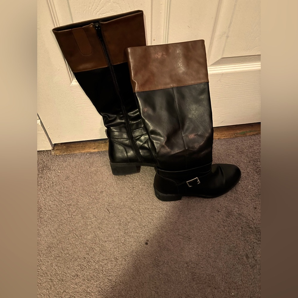 Knee-high boots black